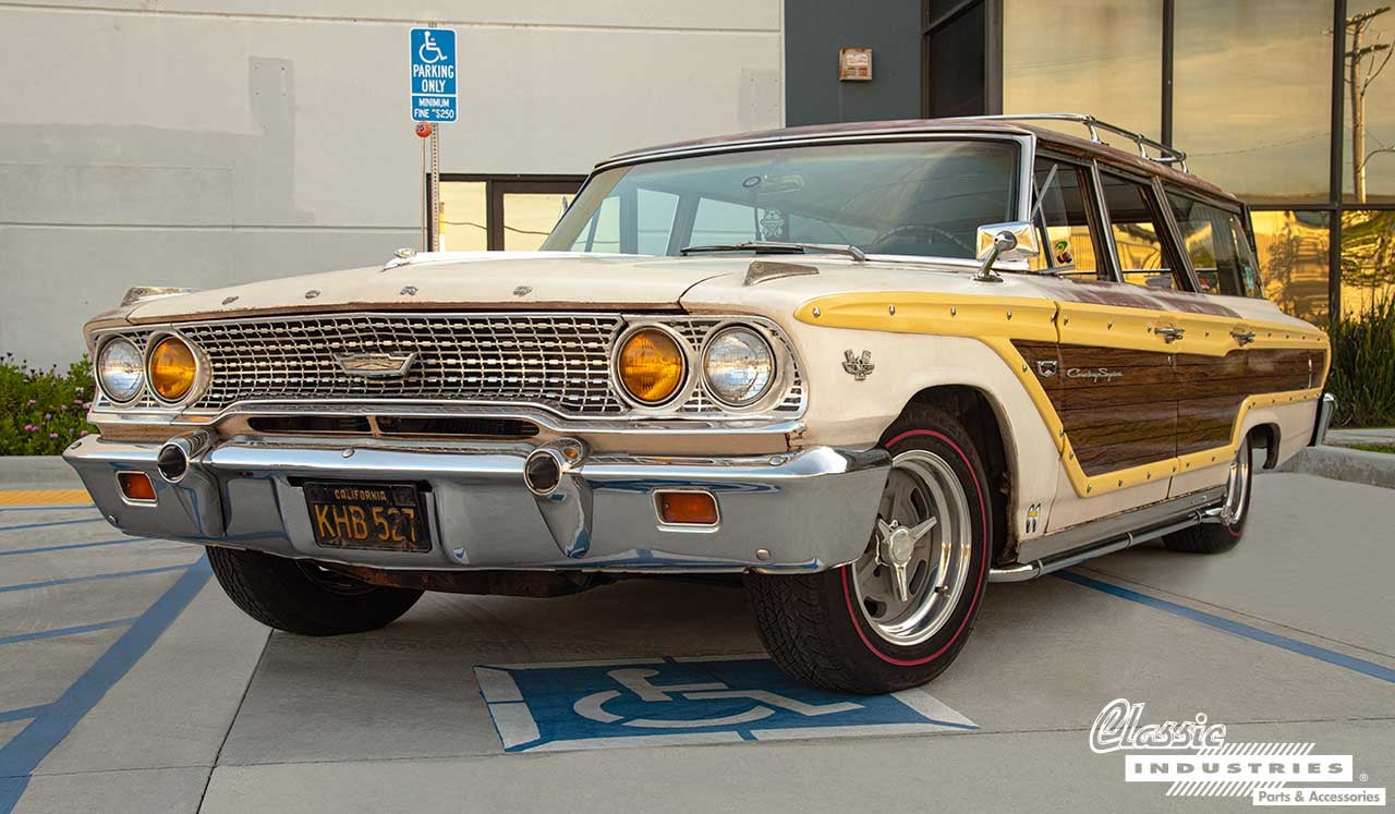 1963_Ford_Country_Squire_Wagon_3-4_Front