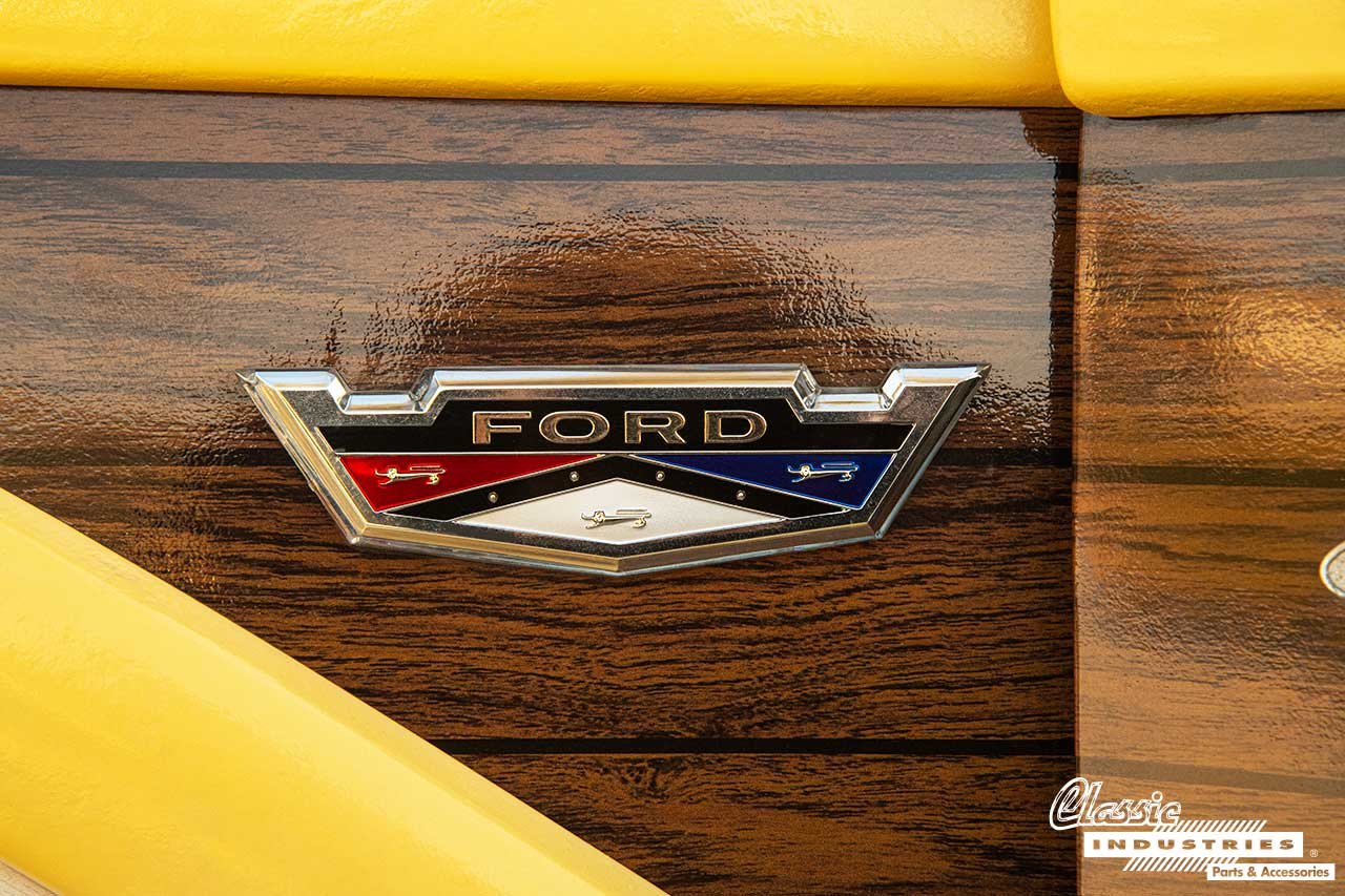 1963_Ford_Country_Squire_Wagon_Emblem