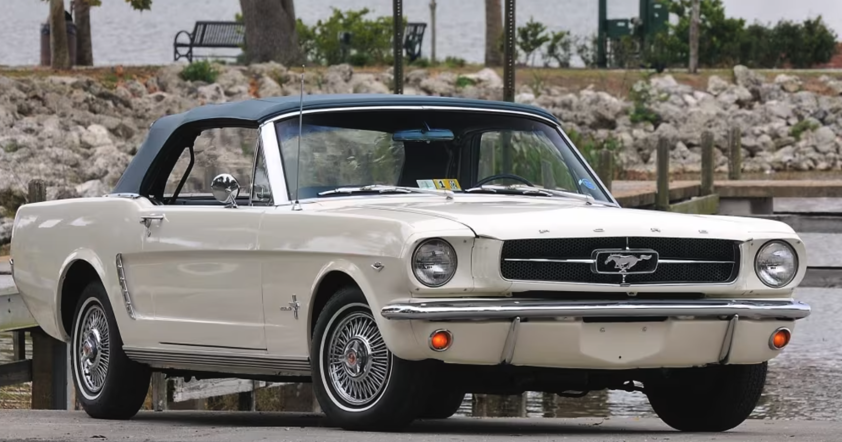 1964 early Mustang white conv