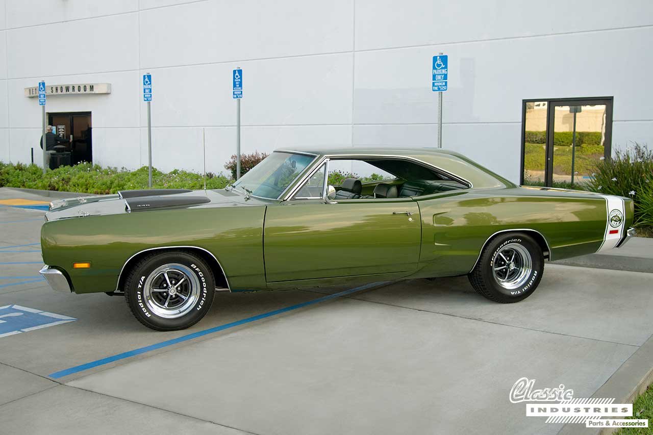 1969_Dodge_Super_Bee_F8_Green_Side_View