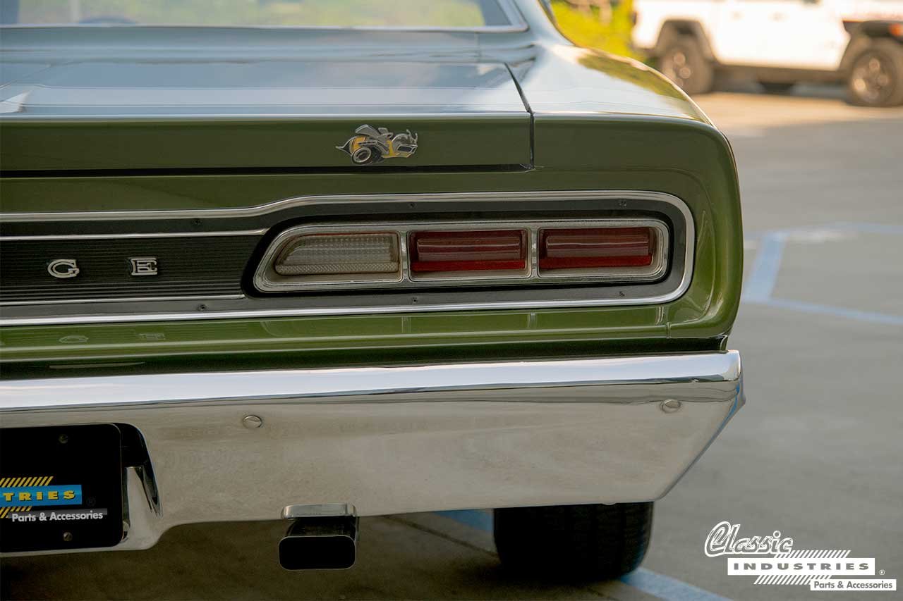 1969_Dodge_Super_Bee_F8_Green_Super_Bee_Emblem