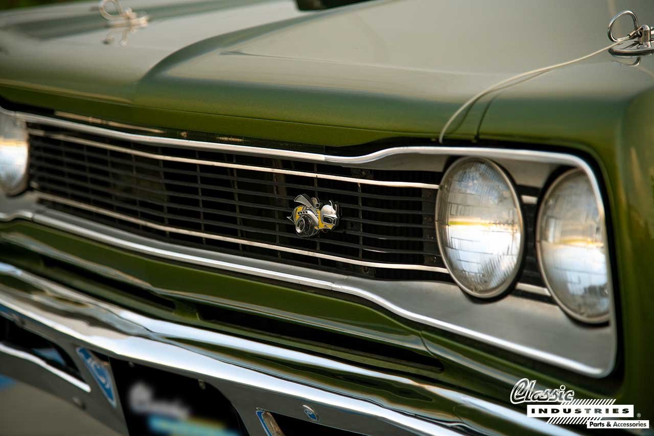 1969_Dodge_Super_Bee_F8_Green_Super_Bee_Emblem_On_Grille