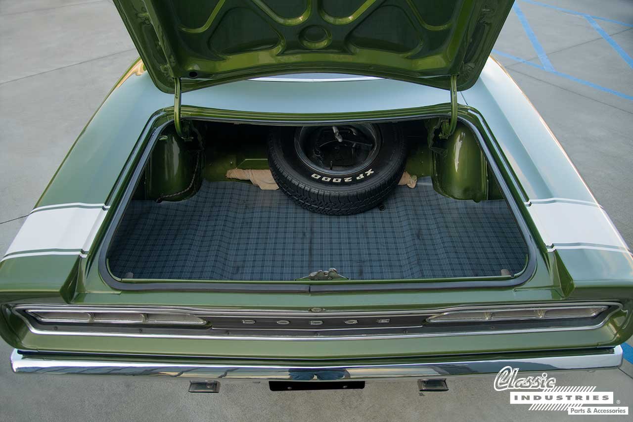1969_Dodge_Super_Bee_F8_Green_Trunk