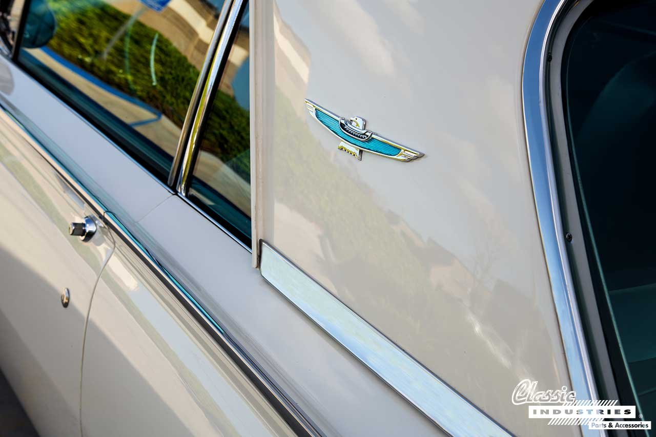 61_Ford_Thunderbird_Cream_Tbird_Emblem