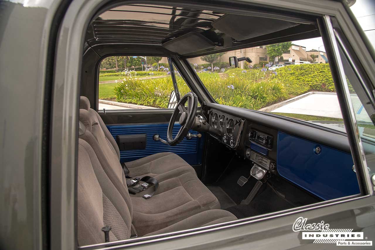 68_GMC_Stepside_Green_Seats_Dash_Roof
