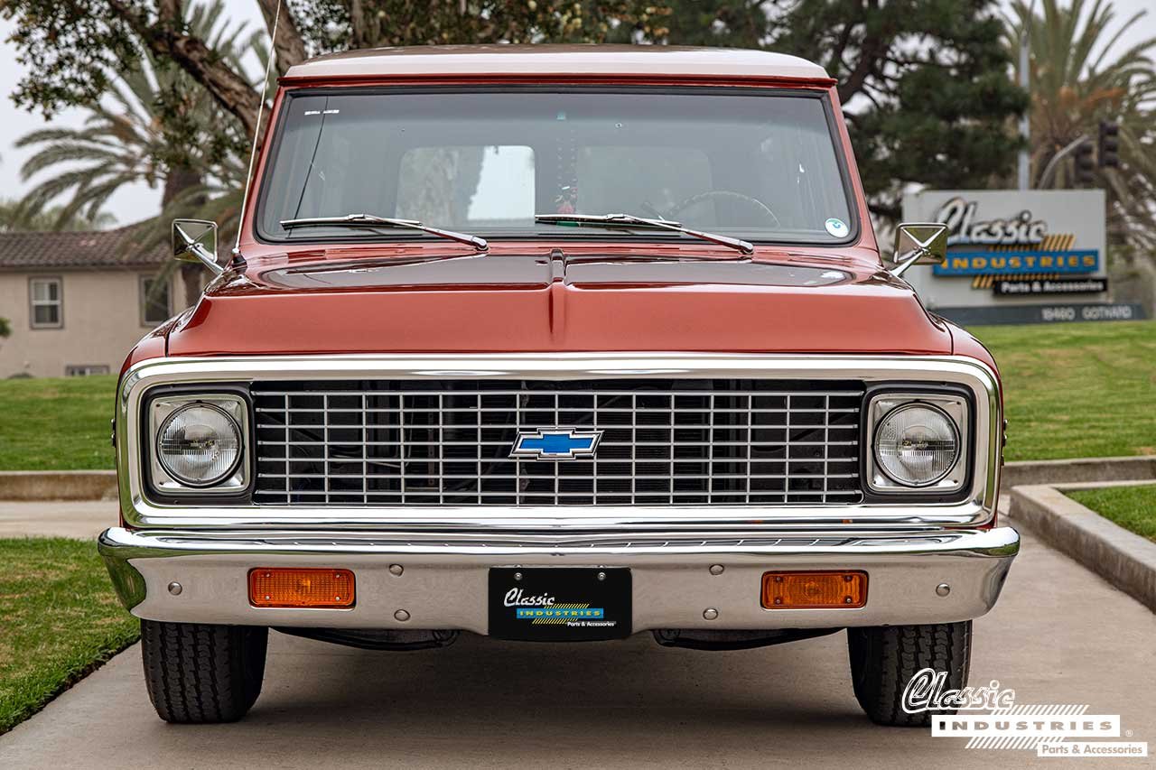 72_Chevy_Suburban_FrontWM