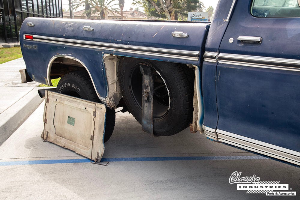 73-BlueFord_F350_Spare_Tire_Space copy