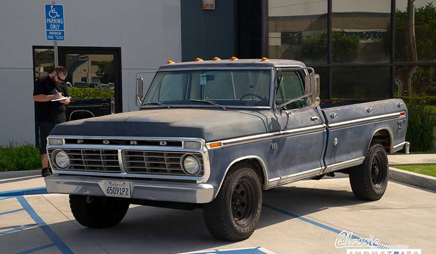 73_BlueFord_F350_Three_Fourth_Front_Lead