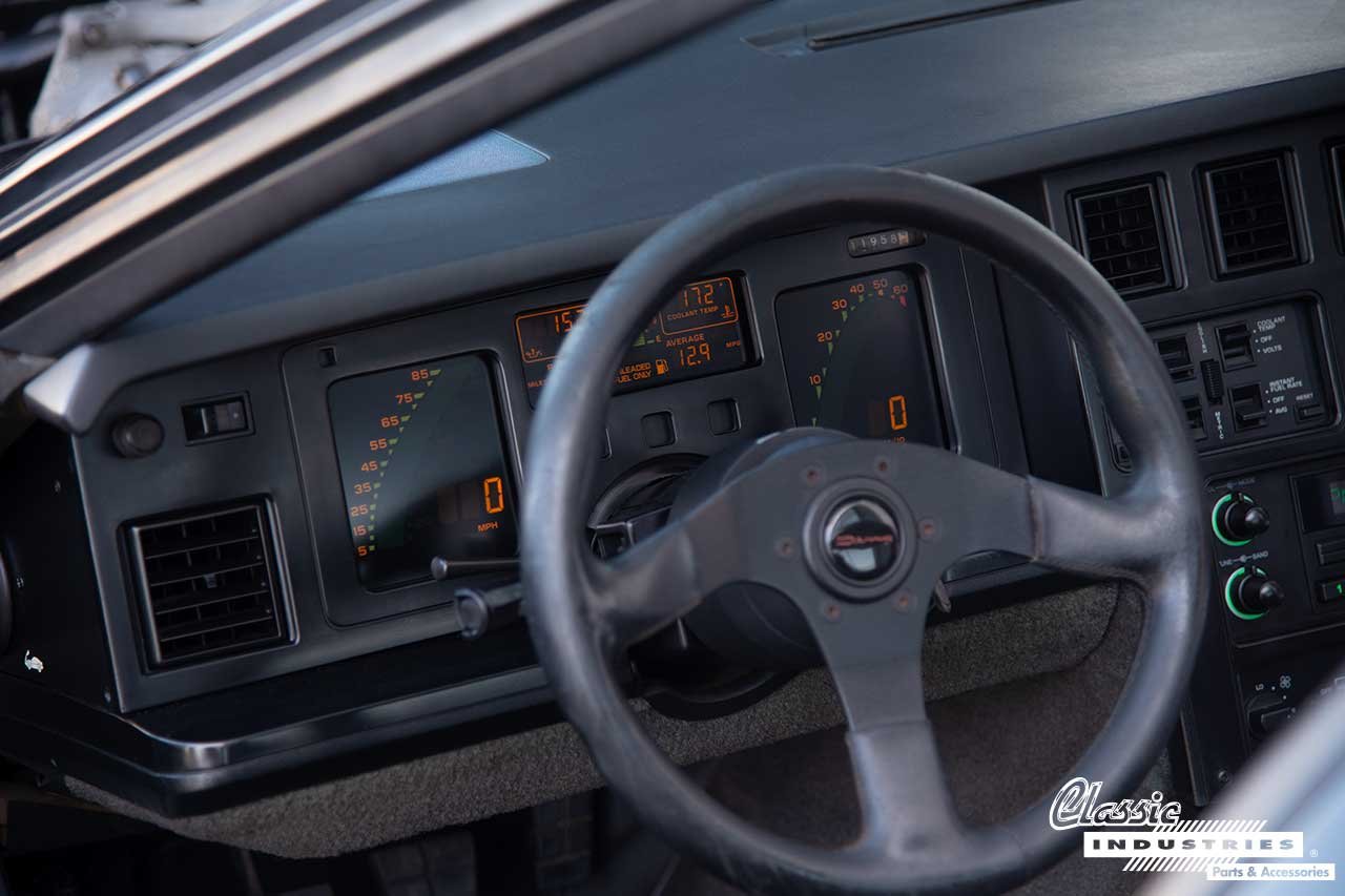 85_Corvette_Fernando_Black-Silver_Dash_Lit_Up