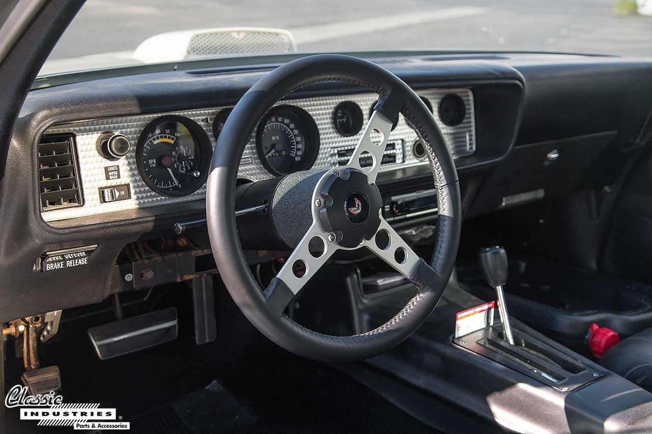 75-White-TransAM_Dash