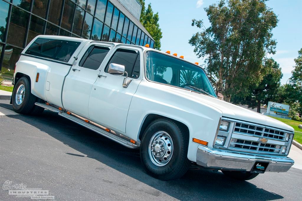 White Chevy C3500 dually 1